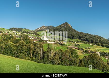 Pittoresco villaggio svizzero di Amden sul lago Walensee, Cantone di San Gallo, Svizzera Foto Stock