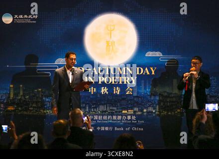 Nazioni Unite. 13 ottobre 2025. Christopher Marte, membro del Consiglio cittadino di New York, presenta una recitazione bilingue del poeta cinese della dinastia Tang li Bai, Quiet Night Thoughts, presso la sede delle Nazioni Unite a New York, 13 ottobre 2025. La celebrazione del 2025 "Mid-Autumn Day in Poetry" ha illuminato il quartier generale delle Nazioni Unite con lo spirito di riunione, armonia e scambio culturale il lunedì sera. Crediti: Zhang Fengguo/Xinhua/Alamy Live News Foto Stock