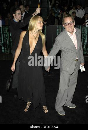 VIC Reeves e Nancy Sorrell alla premiere londinese del Matrix Reloaded - 21/05/03 Foto Stock