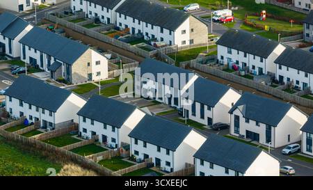 Vista aerea di un moderno edificio residenziale in una città degli Scottish Borders, che mostra le strade suburbane, le case contemporanee e le campagne circostanti Foto Stock