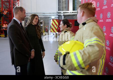 Il Principe e la Principessa del Galles parlano con i vigili del fuoco durante una visita al Northern Ireland Fire and Rescue Service Learning and Development College vicino Cookstown, Co Tyrone. Data foto: Martedì 14 ottobre 2025. Foto Stock