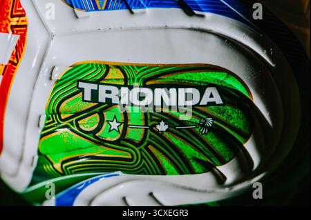 LOS ANGELES, USA, 15 NOVEMBRE 2025: Trionda football con emblema della Coppa del mondo FIFA 2026 - sfondo dettagliato per il torneo in Nord America Foto Stock