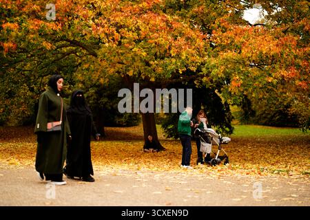 I colori si trasformano in autunno a Kensington Gardens, Londra. Data foto: Martedì 14 ottobre 2025. Foto Stock
