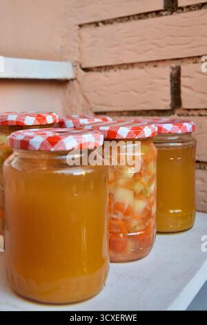 Tradizionali conserve di frutta e verdura fatte in casa in barattoli rustici Foto Stock