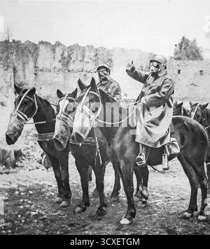 Copertina della rivista le Miroir, n. 171, datata 4 marzo 1917, pubblicata a Parigi durante la prima guerra mondiale. La fotografia mostra i soldati francesi a cavallo dotati di maschere antigas, mentre i loro cavalli indossano anche maschere protettive contro gas asfissianti. Questa immagine mette in evidenza la triste realtà della guerra chimica sul fronte occidentale e la necessità di salvaguardare sia uomini che animali dagli attacchi di gas velenosi durante la prima guerra mondiale Foto Stock