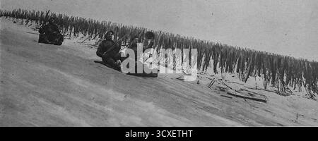 Da le Miroir, il 4 marzo 1917, mostrando i soldati russi in slitta lungo un pendio di vigneto in Francia durante la prima guerra mondiale. I filari di viti ghiacciati hanno creato una pista ghiacciata improvvisata utilizzata per attività ricreative e competizioni. Questa insolita fotografia illustra come le truppe adattarono i loro dintorni per le attività ricreative, fornendo sollievo e morale durante le dure condizioni dell'inverno sul fronte occidentale. Foto Stock