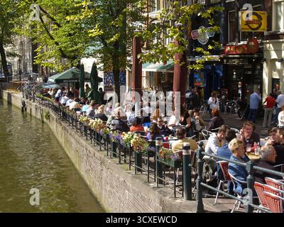 Amsterdam, Biergarten an einer Gracht // Amsterdam, Beer Garden lungo a Gracht Foto Stock