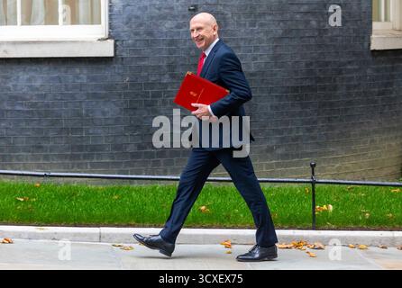 Londra, Regno Unito. 14 ottobre 2025. John Healey, Segretario alla difesa, a Downing Street per la prima riunione del Gabinetto dopo la pausa della Conferenza. Il primo ministro Keir Starmer presiede la riunione del suo Gabinetto crediti: Mark Thomas/Alamy Live News Foto Stock