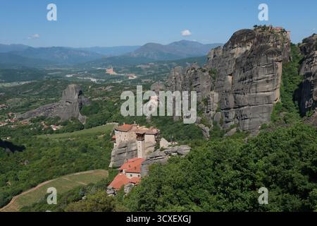 Vista maestosa dei monasteri di Meteora costruiti sulle scogliere in Grecia. Foto Stock