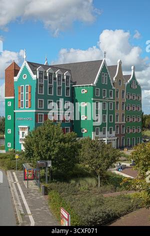Zaanstad, hotel postmoderno // Zaanstad, hotel post-modernista Foto Stock