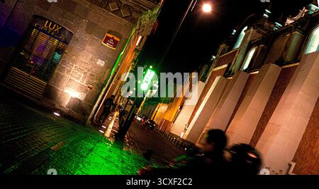 Di notte nelle strade di Puebla de Los Angeles, Messico, con luci avide e vecchi edifici, ritratti concettualmente Foto Stock