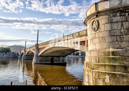 Ponte della Legione sul fiume Moldava a Praga, Repubblica Ceca, che collega l'area del Teatro Nazionale a Malá strana vicino all'isola di Kampa. Foto Stock