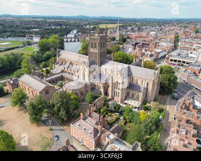 Worcester, Worcestershire, Inghilterra, Regno Unito – 24 agosto 2025: Vista aerea panoramica della cattedrale nella città di Worcester. Foto Stock