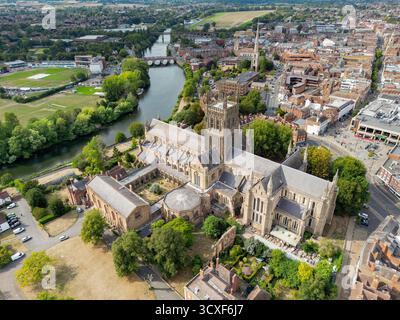 Worcester, Worcestershire, Inghilterra, Regno Unito – 24 agosto 2025: Vista aerea panoramica della cattedrale nella città di Worcester. Foto Stock