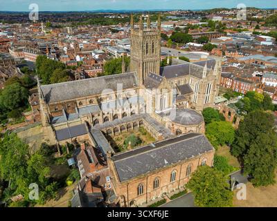 Worcester, Worcestershire, Inghilterra, Regno Unito – 24 agosto 2025: Vista aerea panoramica della cattedrale nella città di Worcester. Foto Stock