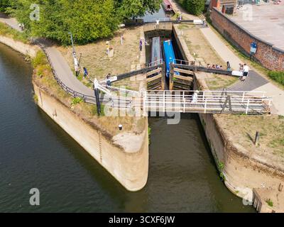 Worcester, Worcestershire, Inghilterra, Regno Unito – 24 agosto 2025: Persone che spingono travi pesanti per chiudere i cancelli del Diglis Bottom Lock Foto Stock