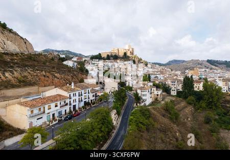 Vista panoramica del pittoresco villaggio di Velez-Blanco, vista aerea delle case raggruppate lungo le strade tortuose, con l'impressionante Castillo de VE del XVI secolo Foto Stock
