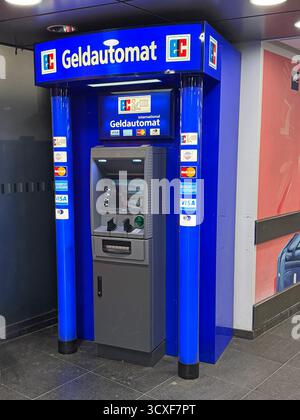 Berlino, Germania - 20 febbraio 2025: Bancomat pubblico tedesco geldautomat. Foto Stock