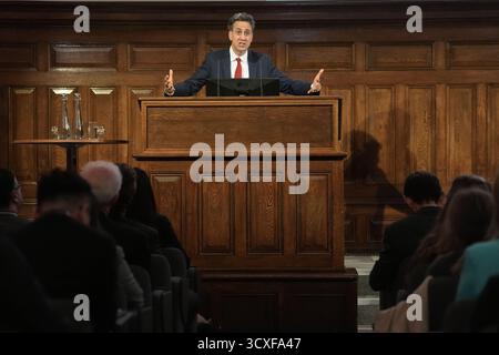 Il segretario all'energia ed Miliband tiene un discorso alla Energy UK Annual Conference a Westminster, nel centro di Londra. Data foto: Martedì 14 ottobre 2025. Foto Stock