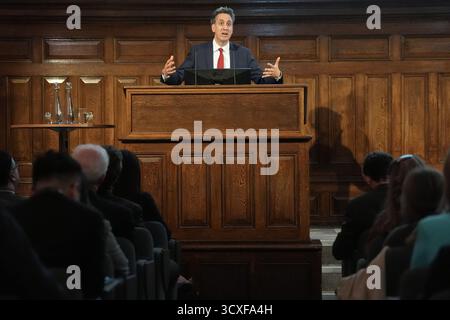 Il segretario all'energia ed Miliband tiene un discorso alla Energy UK Annual Conference a Westminster, nel centro di Londra. Data foto: Martedì 14 ottobre 2025. Foto Stock