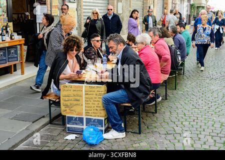 Comacchio, Italia - settembre 28 2025: Sagra dell'Anguilla Eel Festival pranzo all'aperto a tavoli all'aperto. Foto Stock