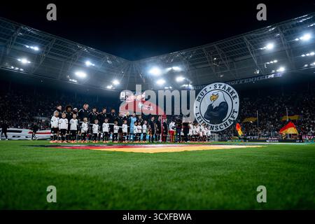 Startelf Deutschland Florian Wirtz (Deutschland, #17), Karim Adeyemi (Deutschland, #14), Serge Gnabry (Deutschland, #20), Nick Woltemade (Deutschland, #11), Aleksandar Pavlovic (Deutschland, #05), Leon Goretzka (Deutschland, #08), Jonathan Tah (Deutschland, #04), David Raum (Deutschland, #22), Nico Schlotterbeck (Deutschland, #15), Oliver Baumann (Deutschland, #01), Joshua Kimmich (Deutschland, #06) bei der Nationalhymne, dahinter Choreografie/Choreo der fans/Fanclub Nationalmannschaft Mut - Staerke - Leidenschaft mit abgebildetem Weißkopfseeadler, GER, Deutschland vs. Luxemburg, Fussball, Foto Stock