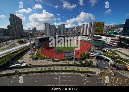 Cription Kai Tak, Hong Kong - 14 ottobre 2025: Una vista ad alto angolo del Kai Tak Youth Sports Ground in una giornata di sole, all'interno del Kai Tak Sports Park. Foto Stock