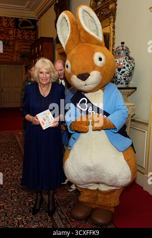 Regina Camilla con Peter Coniglio durante un ricevimento per celebrare il centenario di BookTrust, alla Clarence House, Londra. Data foto: Martedì 14 ottobre 2025. Foto Stock