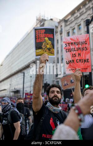 LONDRA, REGNO UNITO. 11 ottobre 2025. Manifestanti palestinesi che partecipano alla protesta pro Palestine. Credito: Ian Humphreys Foto Stock