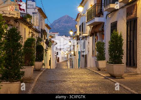 Altea, Spagna - 12 settembre 2025; città vecchia sulla costa mediterranea della Costa Blanca. Foto Stock