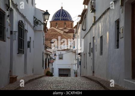 Altea, Spagna - 12 settembre 2025; città vecchia sulla costa mediterranea della Costa Blanca. Foto Stock