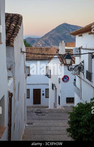 Altea, Spagna - 12 settembre 2025; città vecchia sulla costa mediterranea della Costa Blanca. Foto Stock