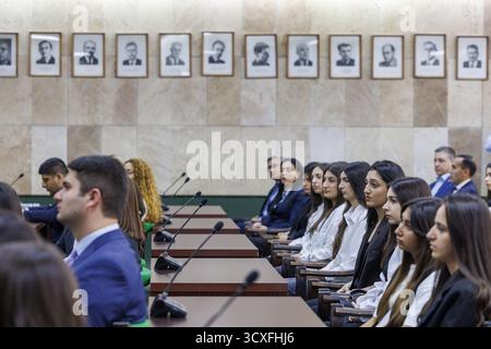 Erevan, Armenia. 14 ottobre 2025. Gli studenti fotografati durante una visita all'Università Statale di Erevan durante una visita di lavoro reale in Armenia, martedì 14 ottobre 2025 a Erevan. La Regina è in visita in Armenia come ambasciatore per gli obiettivi di sviluppo sostenibile delle Nazioni Unite (ONU). BELGA FOTO NICOLAS MAETERLINCK credito: Belga News Agency/Alamy Live News Foto Stock