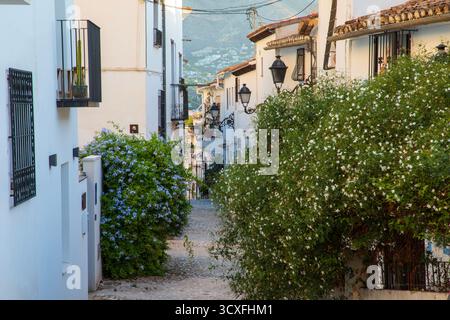 Altea, Spagna - 12 settembre 2025; città vecchia sulla costa mediterranea della Costa Blanca. Foto Stock