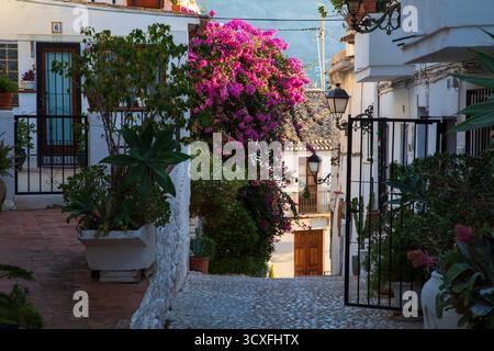 Altea, Spagna - 12 settembre 2025; città vecchia sulla costa mediterranea della Costa Blanca. Foto Stock