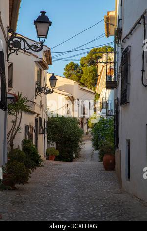 Altea, Spagna - 12 settembre 2025; città vecchia sulla costa mediterranea della Costa Blanca. Foto Stock