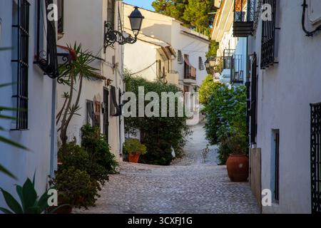 Altea, Spagna - 12 settembre 2025; città vecchia sulla costa mediterranea della Costa Blanca. Foto Stock