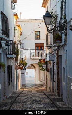 Altea, Spagna - 12 settembre 2025; città vecchia sulla costa mediterranea della Costa Blanca. Foto Stock