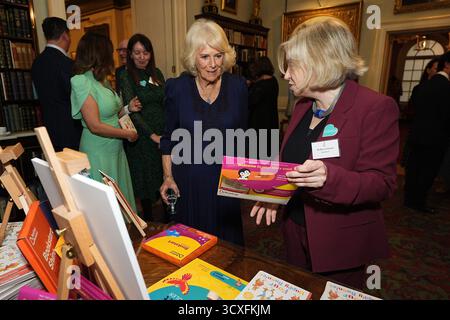 Regina Camilla con Diana Gerald durante un ricevimento per celebrare il centenario di BookTrust, alla Clarence House, Londra. Data foto: Martedì 14 ottobre 2025. Foto Stock