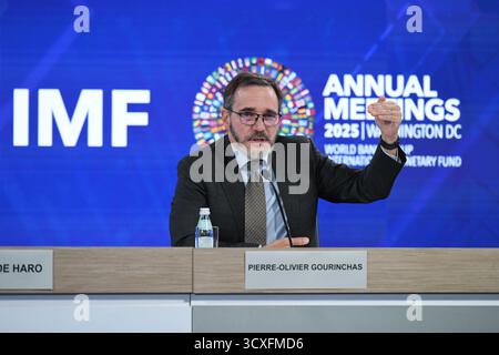 Washington, Stati Uniti. 14 ottobre 2025. Il capo economista del Fondo monetario Internazionale (FMI) Pierre-Olivier Gourinchas parla ad un comunicato stampa sul World Economic Outlook a Washington, DC, Stati Uniti, 14 ottobre 2025. Martedì il FMI ha aumentato la sua crescita economica globale per il 2025 al 3,2%, 0,2 punti percentuali in più rispetto alle previsioni di luglio, ha affermato l'ultimo rapporto del World Economic Outlook. Crediti: Li Rui/Xinhua/Alamy Live News Foto Stock
