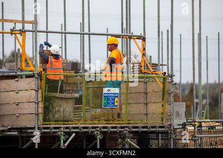 West Yorkshire, Regno Unito. 14 ottobre 2025. Meteo Regno Unito.Halifax, West Yorkshire, Regno Unito. Lavori di costruzione e costruzione di un nuovo edificio residenziale a Westercroft Lane, Northowram, Halifax, West Yorkshire. La casa è in fase di costruzione su terreni e campi in precedenza coltivati verso il confine del villaggio del West Yorkshire. Le case sono state costruite dagli sviluppatori Newett Homes. Crediti: Immagini di mulini a vento/Alamy Live News Foto Stock