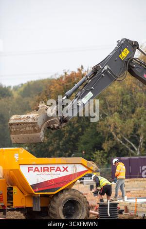 West Yorkshire, Regno Unito. 14 ottobre 2025. Meteo Regno Unito.Halifax, West Yorkshire, Regno Unito. Lavori di costruzione e costruzione di un nuovo edificio residenziale a Westercroft Lane, Northowram, Halifax, West Yorkshire. La casa è in fase di costruzione su terreni e campi in precedenza coltivati verso il confine del villaggio del West Yorkshire. Le case sono state costruite dagli sviluppatori Newett Homes. Crediti: Immagini di mulini a vento/Alamy Live News Foto Stock