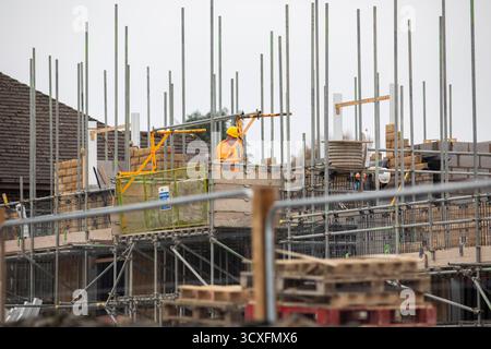 West Yorkshire, Regno Unito. 14 ottobre 2025. Meteo Regno Unito.Halifax, West Yorkshire, Regno Unito. Lavori di costruzione e costruzione di un nuovo edificio residenziale a Westercroft Lane, Northowram, Halifax, West Yorkshire. La casa è in fase di costruzione su terreni e campi in precedenza coltivati verso il confine del villaggio del West Yorkshire. Le case sono state costruite dagli sviluppatori Newett Homes. Crediti: Immagini di mulini a vento/Alamy Live News Foto Stock