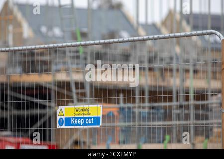 West Yorkshire, Regno Unito. 14 ottobre 2025. Meteo Regno Unito.Halifax, West Yorkshire, Regno Unito. Lavori di costruzione e costruzione di un nuovo edificio residenziale a Westercroft Lane, Northowram, Halifax, West Yorkshire. La casa è in fase di costruzione su terreni e campi in precedenza coltivati verso il confine del villaggio del West Yorkshire. Le case sono state costruite dagli sviluppatori Newett Homes. Crediti: Immagini di mulini a vento/Alamy Live News Foto Stock