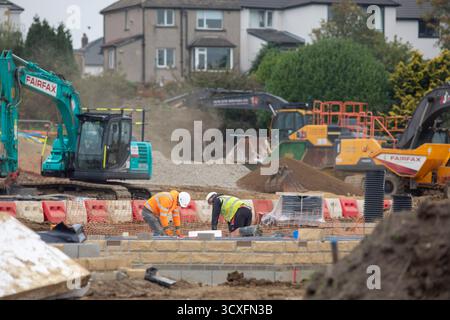 West Yorkshire, Regno Unito. 14 ottobre 2025. Meteo Regno Unito.Halifax, West Yorkshire, Regno Unito. Lavori di costruzione e costruzione di un nuovo edificio residenziale a Westercroft Lane, Northowram, Halifax, West Yorkshire. La casa è in fase di costruzione su terreni e campi in precedenza coltivati verso il confine del villaggio del West Yorkshire. Le case sono state costruite dagli sviluppatori Newett Homes. Crediti: Immagini di mulini a vento/Alamy Live News Foto Stock