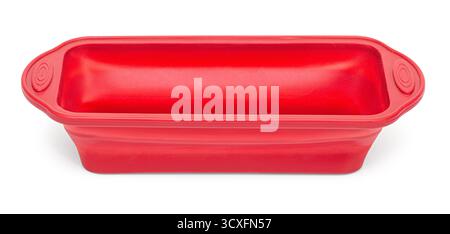 Teglia a forma di pane rossa in silicone su sfondo bianco, ideale per la cottura in forno Foto Stock