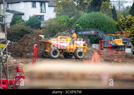 West Yorkshire, Regno Unito. 14 ottobre 2025. Meteo Regno Unito.Halifax, West Yorkshire, Regno Unito. Lavori di costruzione e costruzione di un nuovo edificio residenziale a Westercroft Lane, Northowram, Halifax, West Yorkshire. La casa è in fase di costruzione su terreni e campi in precedenza coltivati verso il confine del villaggio del West Yorkshire. Le case sono state costruite dagli sviluppatori Newett Homes. Crediti: Immagini di mulini a vento/Alamy Live News Foto Stock