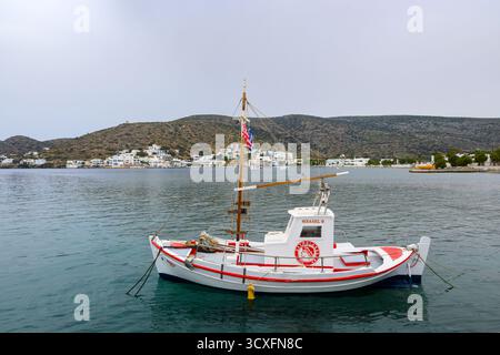 Katapola, Amorgos - 18 maggio 2024: Piccola barca nel porto di Katapola sull'isola di Amorgos Foto Stock