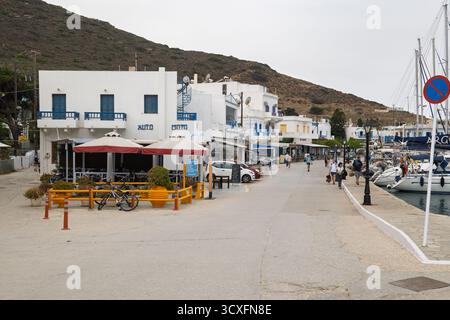Katapola, Amorgos - 18 maggio 2024: Strada principale nel porto di Katapola sull'isola di Amorgos. Cicladi, Grecia Foto Stock