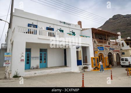 Katapola, Amorgos - 18 maggio 2024: Edificio bianco in stile cicladico a Katapola sull'isola di Amorgos Foto Stock
